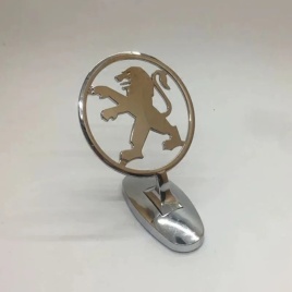 ЭМБЛЕМА НА КАПОТ ПРИЦЕЛ PEUGEOT